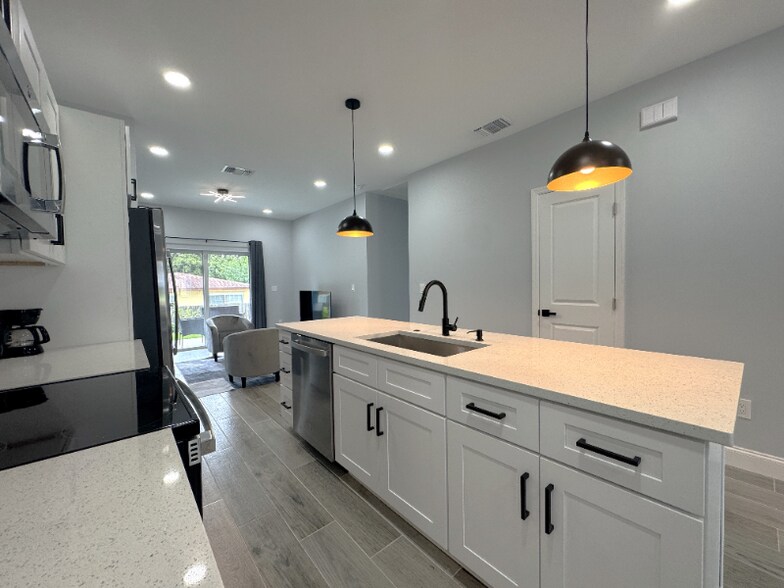 Building Photo - 272 Diogenes St
