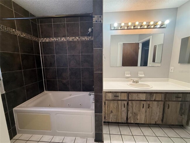 Building Photo - 39648 Meadowood Loop