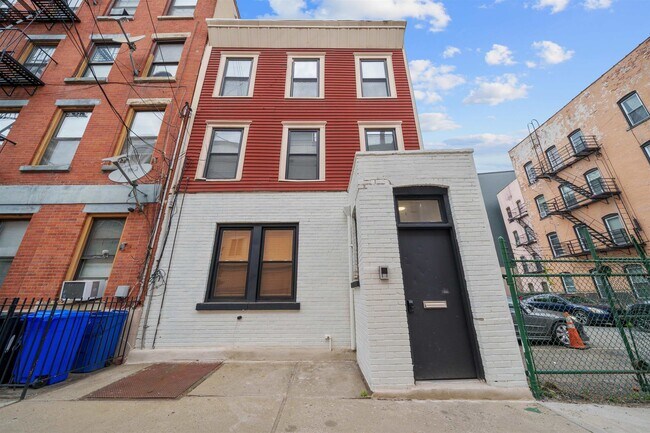 Building Photo - 14 Westervelt Pl