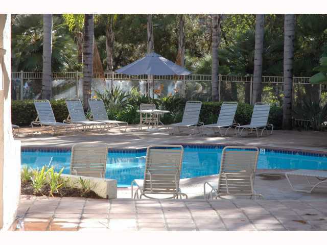 Building Photo - This AMAZINGLY immaculate 2 bed townhome w...