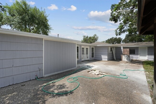Building Photo - 606 Meadowlawn St