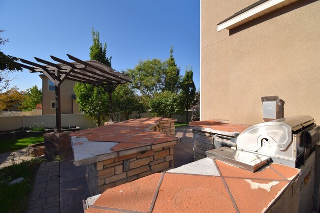 Building Photo - Beautiful 6 Bedroom Home in Riverton!