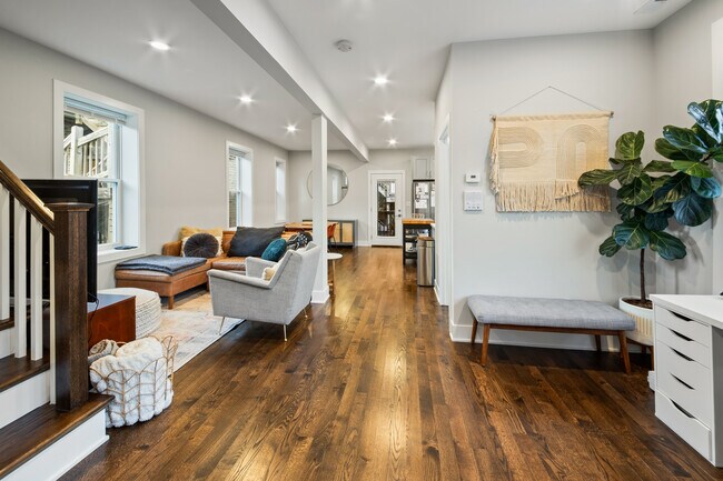 Building Photo - 2144 W Shakespeare Ave