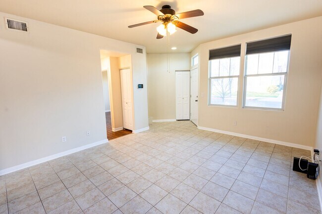 Building Photo - 3 bed 2 bathroom