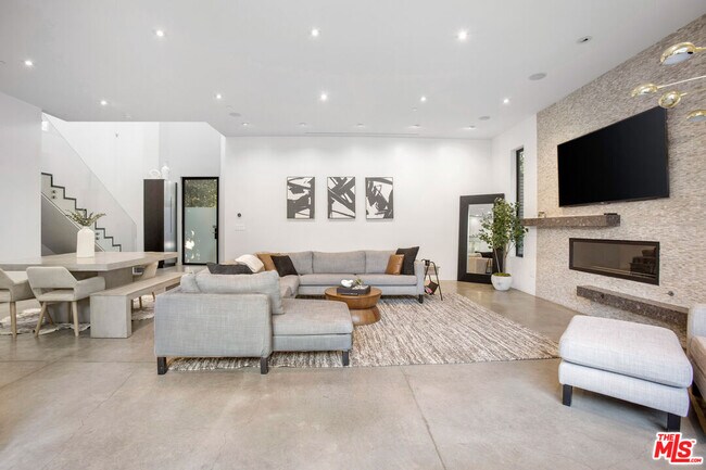 Building Photo - 454 N Sweetzer Ave