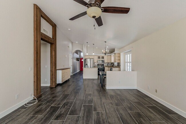 Building Photo - 4 bed, 2 bath home in Peoria