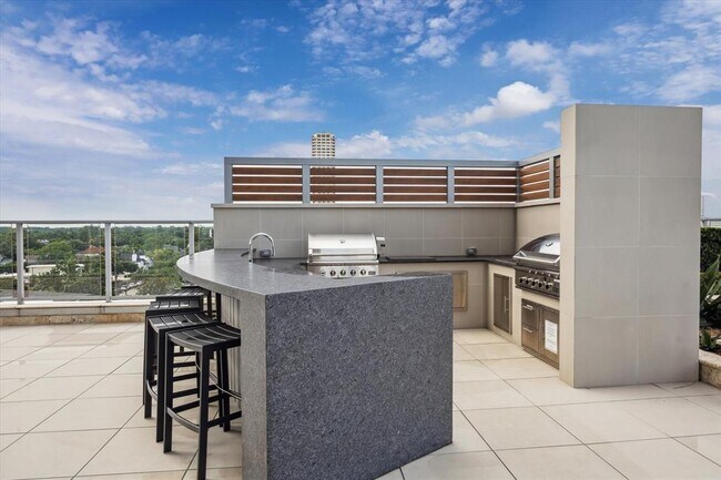 Building Photo - 2727 Kirby Dr