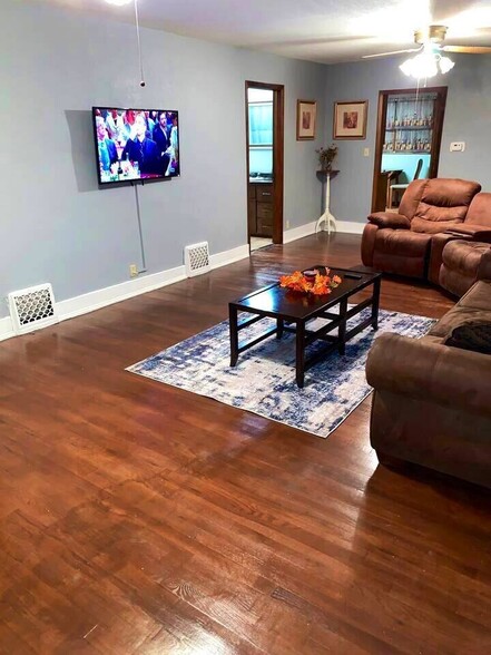 Building Photo - 1130 E Garfield St