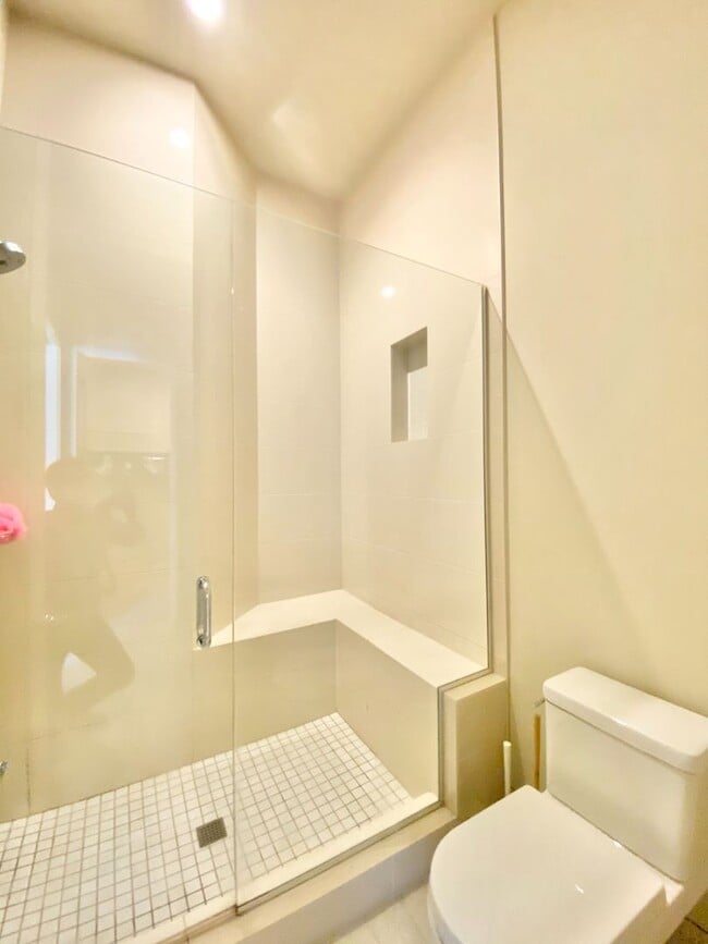 Building Photo - Built in 2017 – Stunning Modern Home for R...