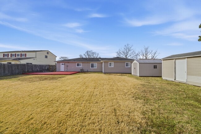 Building Photo - Spacious 4 bedroom/2 Bath Ranch Style Home