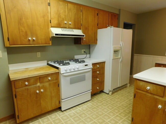 Building Photo - 4Bd/1.5Ba Two Story Home - Available End o...