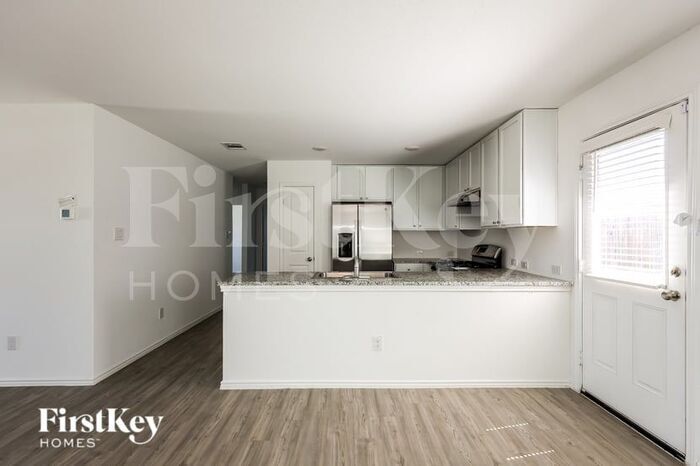 Building Photo - 2403 Lake Hls