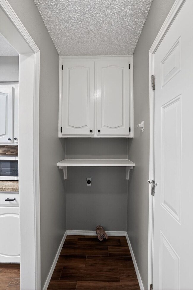 Building Photo - Spacious 3 Bedroom + Office Home with Two Living Areas – Quiet Cul-de-Sac – Available April 1