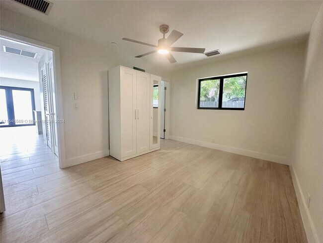 Building Photo - 1610 NE 17th Ave