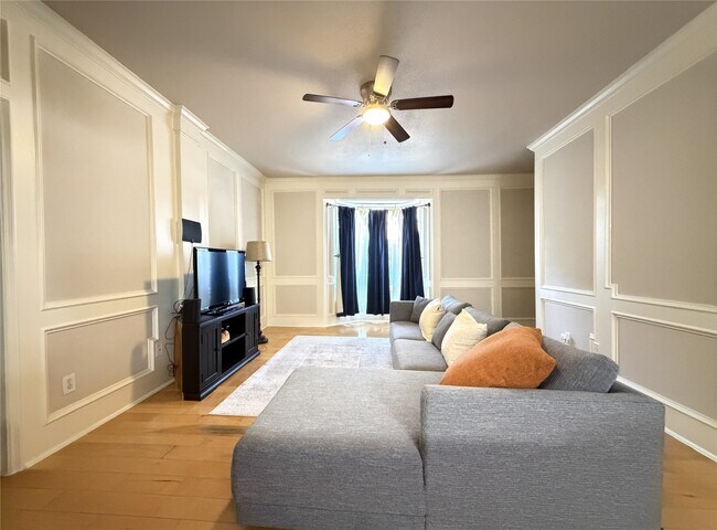 Building Photo - 2255 Braeswood Park Dr