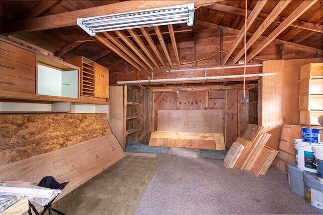 Building Photo - BEAUTIFUL CABIN STYLE HOME ACROSS FROM SILVER LAKE