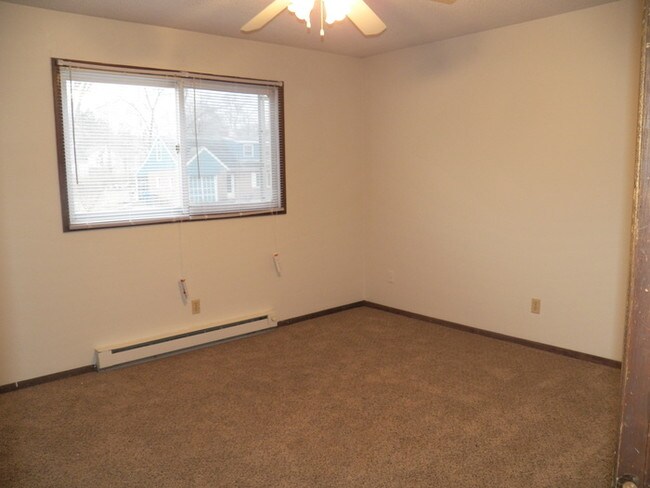 Building Photo - Large 2 bedroom!  Move In Special!!