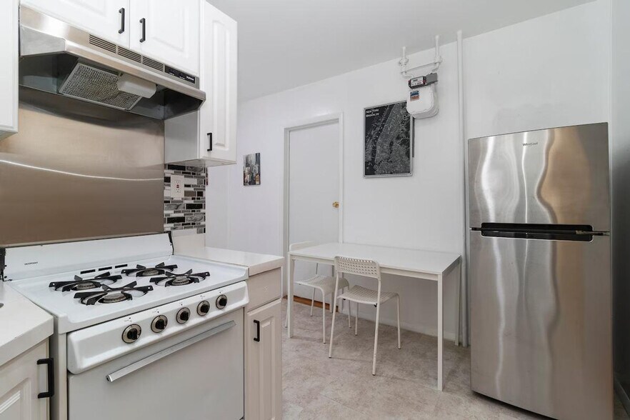 Building Photo - 315 E 95th St