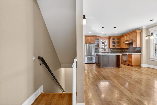 Building Photo - 100 NE Ivy St