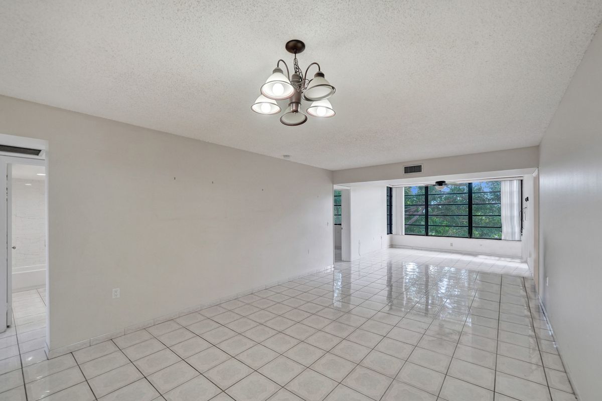 Building Photo - 1502 Whitehall Dr