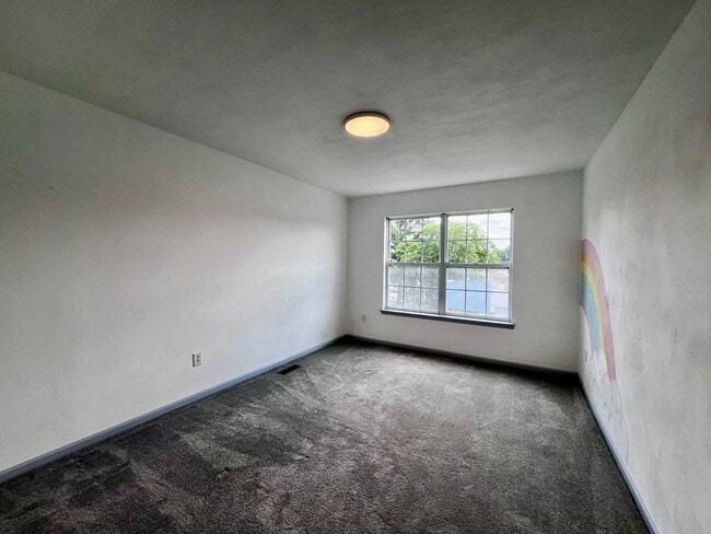Building Photo - Charming Lakefront Townhome