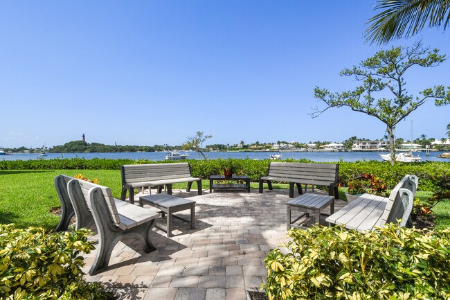 Building Photo - 755 Saturn St