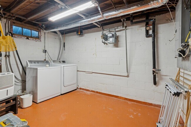 Building Photo - 1240 W Rd