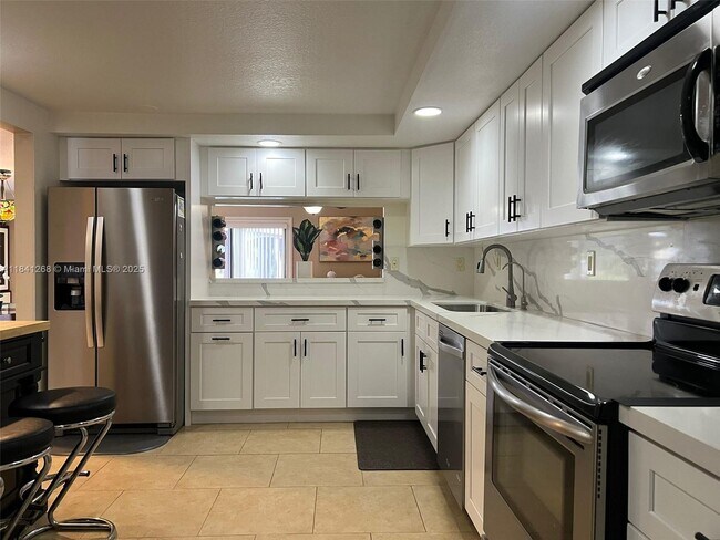 Building Photo - 9894 Fairway Cove Ln