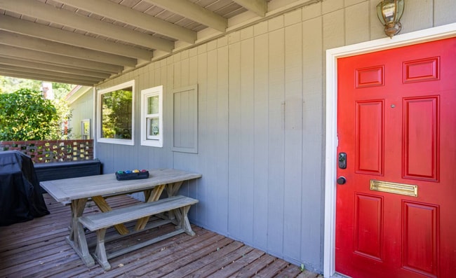 Building Photo - UNFURNISHED - 2 Bed 2 Bath + HUGE BONUS in a wooded oasis - NO HOA - off Middle Sound Loop