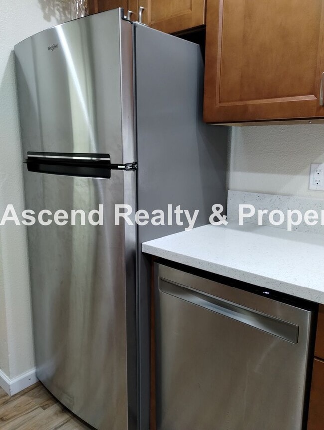 Building Photo - Price Reduced! Beautifully Updated 2 Level...