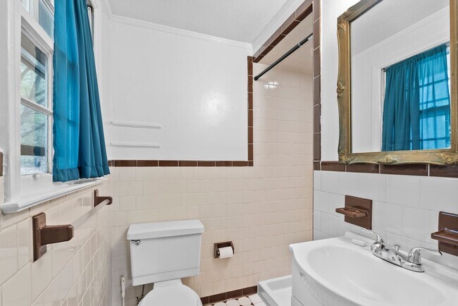 Building Photo - Updated 3-Bedroom Home on Quiet Street in Charlotte Court House!