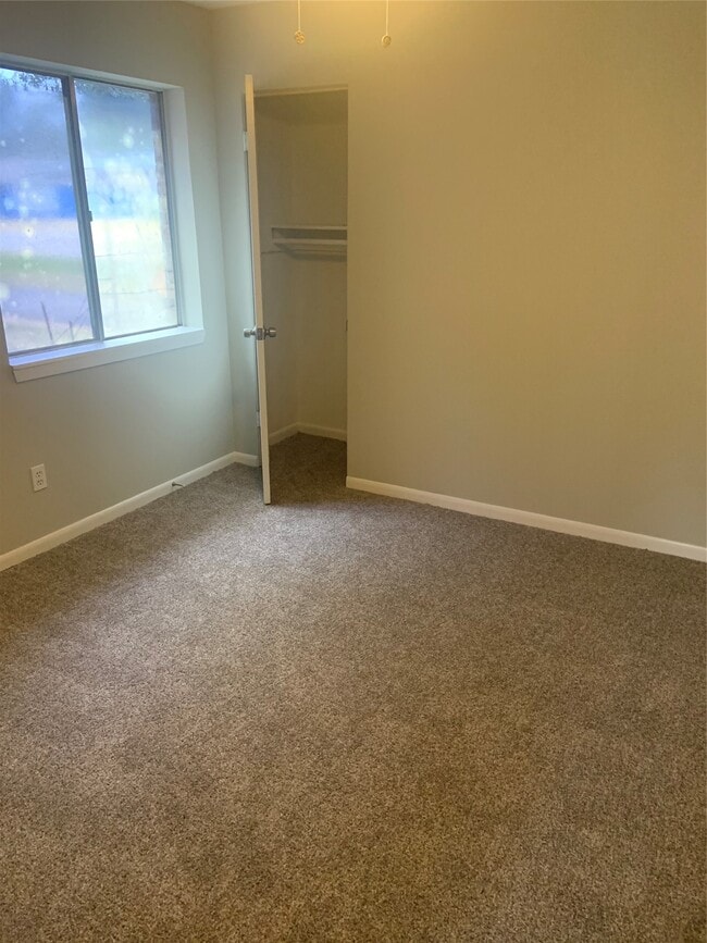 Building Photo - 308 Circle Dr