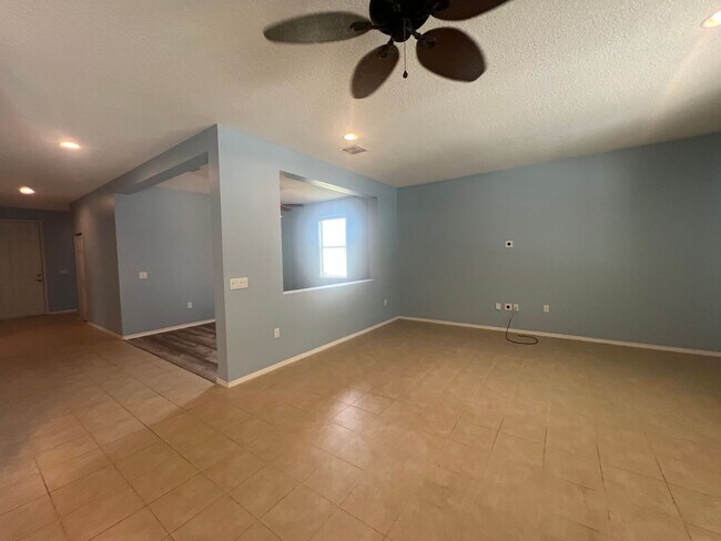 Building Photo - Beautiful 3 bedroom 2 bathroom pool home