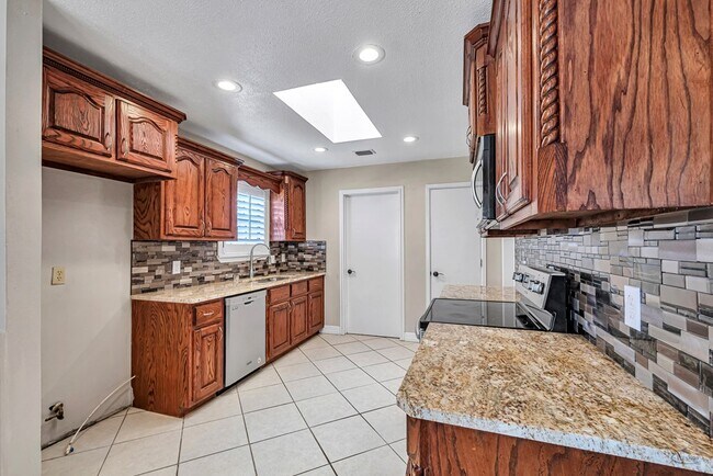 Building Photo - 1800 W 23rd St