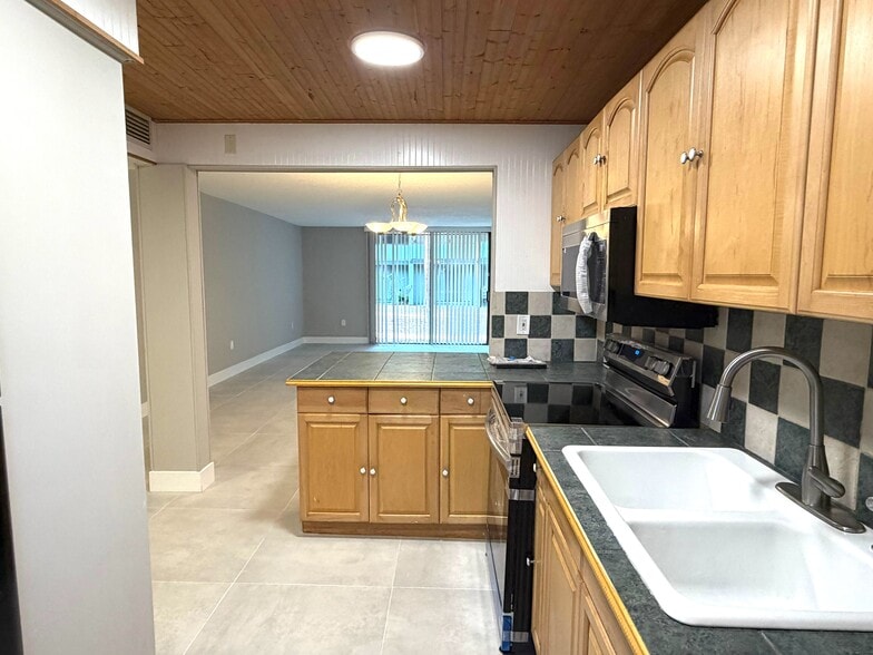 Building Photo - 701 SW 75th St