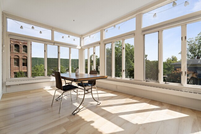 Building Photo - The Sinclaire House - Solarium Apartment