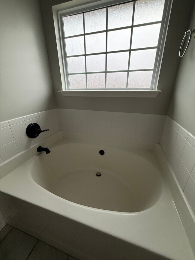 Building Photo - 1500 Cedar Hill Trail