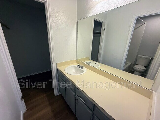 Building Photo - 6845 S Creek Dr