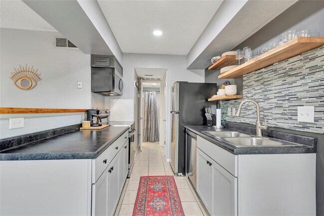 Building Photo - 2750 Holly Hall St