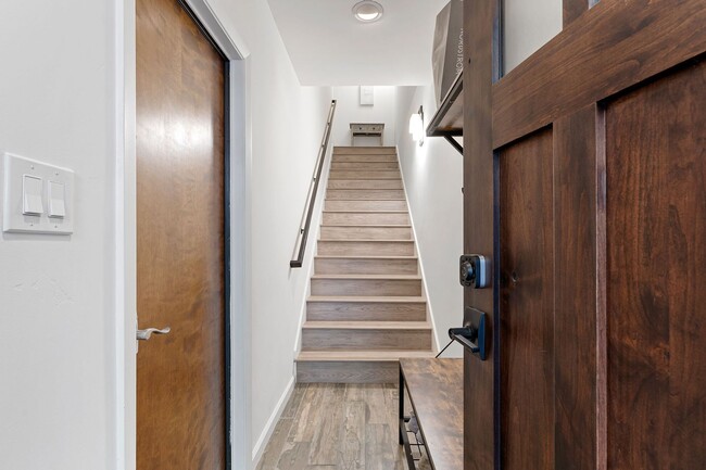 Building Photo - Beautifully Remodeled 3 bed, 3 baths 2 Car Garage