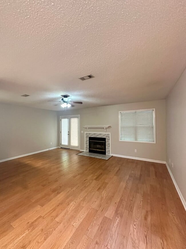 Building Photo - Briarwood West!!!  1/2 OFF FIRST MONTH REN...