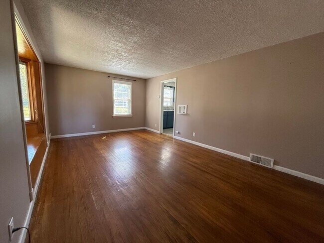 Building Photo - Audubon-Downriver Neighborhood 4 bedroom, 1 bath corner lot with large, fenced yard