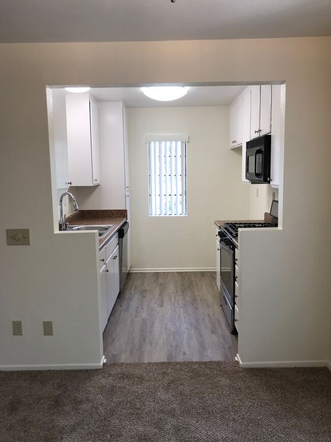 Building Photo - Cute and Cozy 2Br/2Ba Dual Master Condo in Terra Vista II