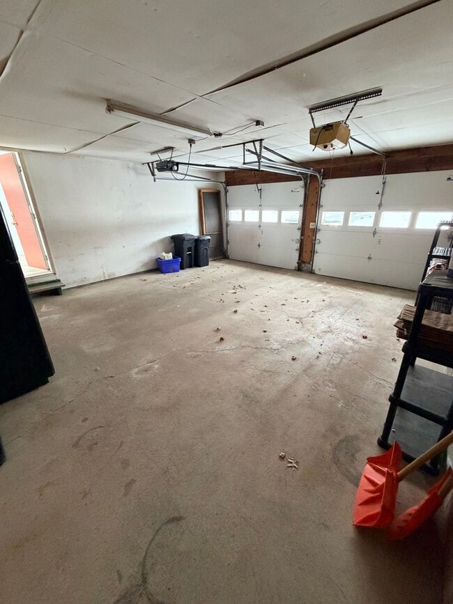 Building Photo - Move- In Ready 3-Bedroom Home in a Desirable Residential Area