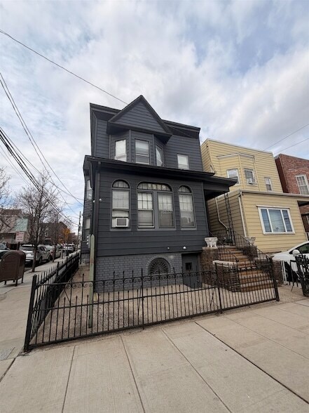 Building Photo - 1901 Palisade Ave
