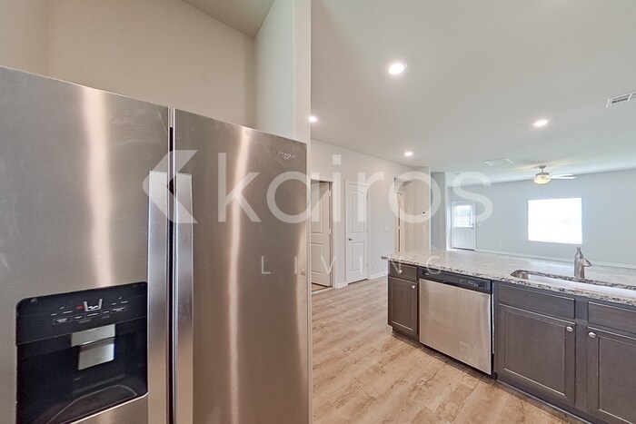 Building Photo - 712 St James Pl