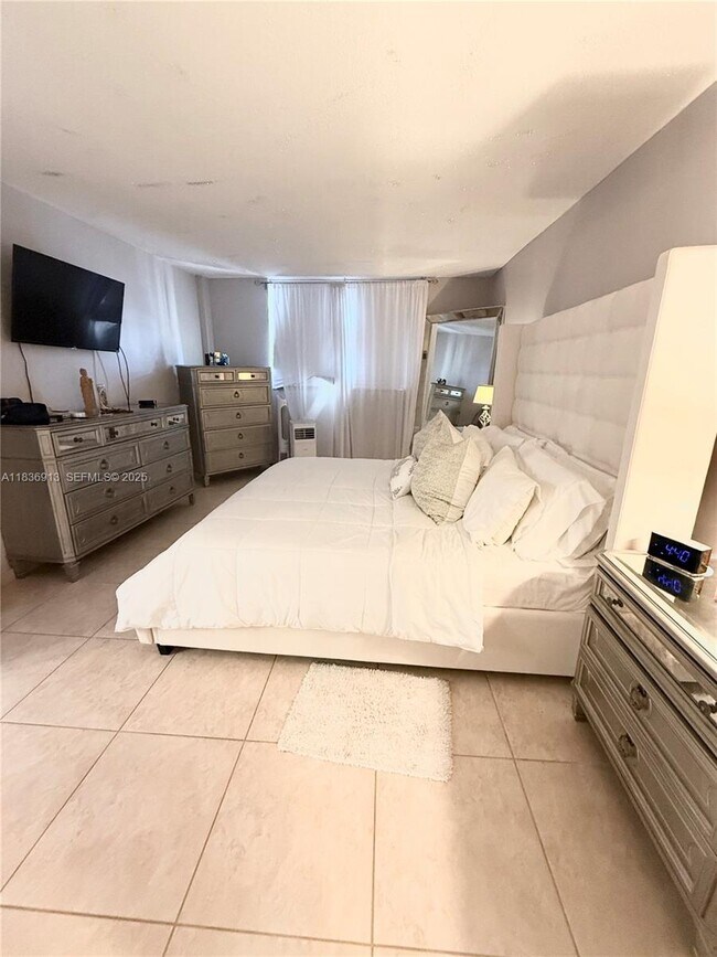 Building Photo - 1833 S Ocean Dr