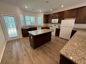 Building Photo - Fully Updated 2 Bed 2.5 Bath Townhome Available NOW!