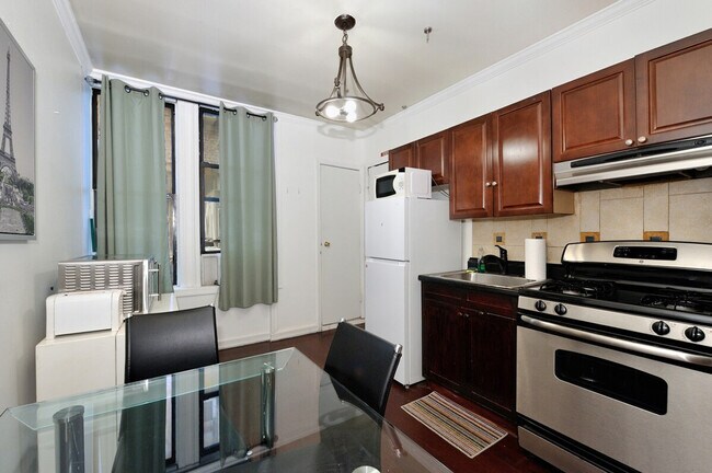 Building Photo - 400 W 41st St