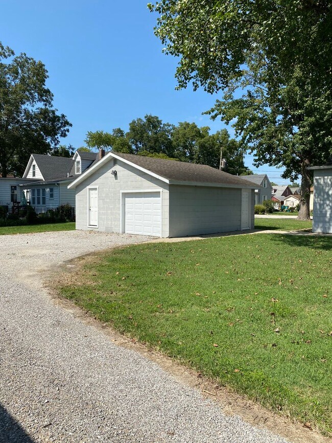 Building Photo - 2 Bed House with Garage